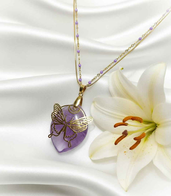 Collier doré violet et papillon et son améthyste