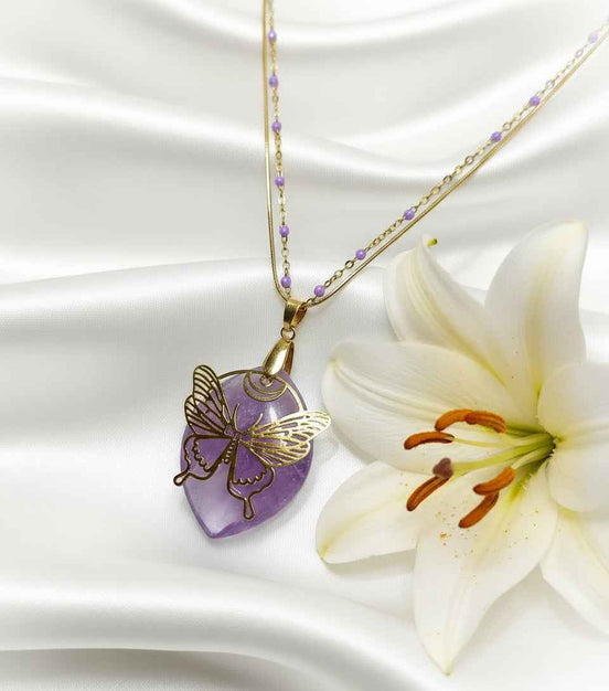 Collier doré violet et papillon et son améthyste
