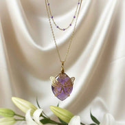 Collier doré violet et papillon et son améthyste