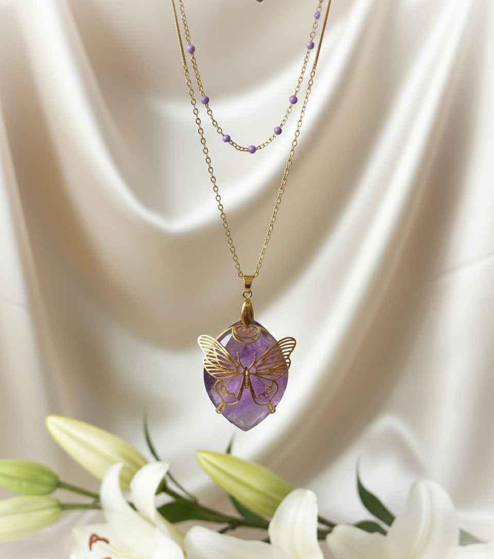 Collier doré violet et papillon et son améthyste