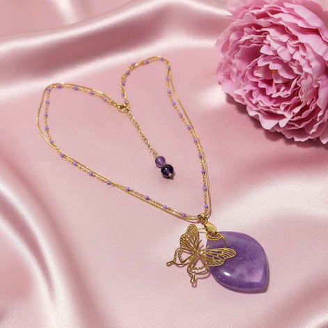 Collier doré violet et papillon et son améthyste
