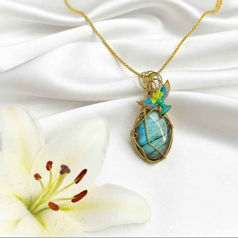 Sautoir doré et labradorite sertie