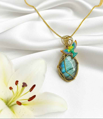 Sautoir doré et labradorite sertie