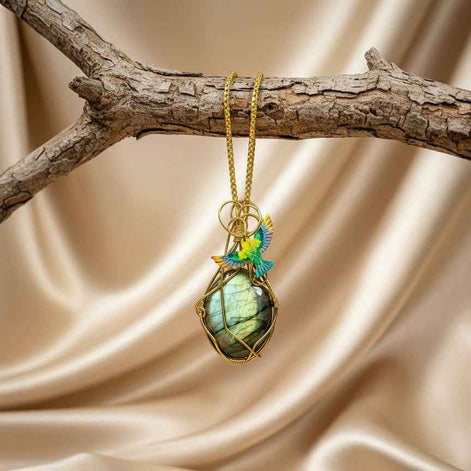 Sautoir doré et labradorite sertie