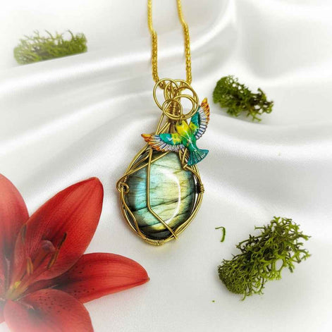 Sautoir doré et labradorite sertie