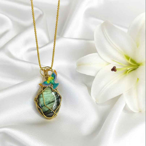 Sautoir doré et labradorite sertie