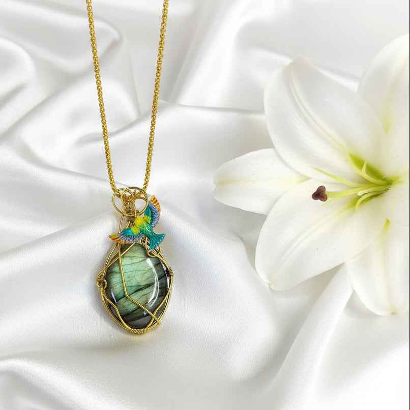 Sautoir doré et labradorite sertie