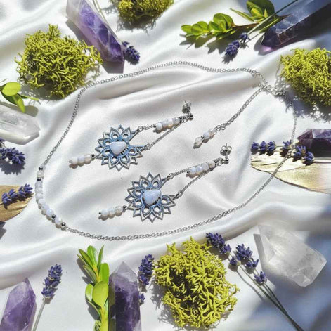 Collier et boucles d'oreilles céleste en calcédoine bleue