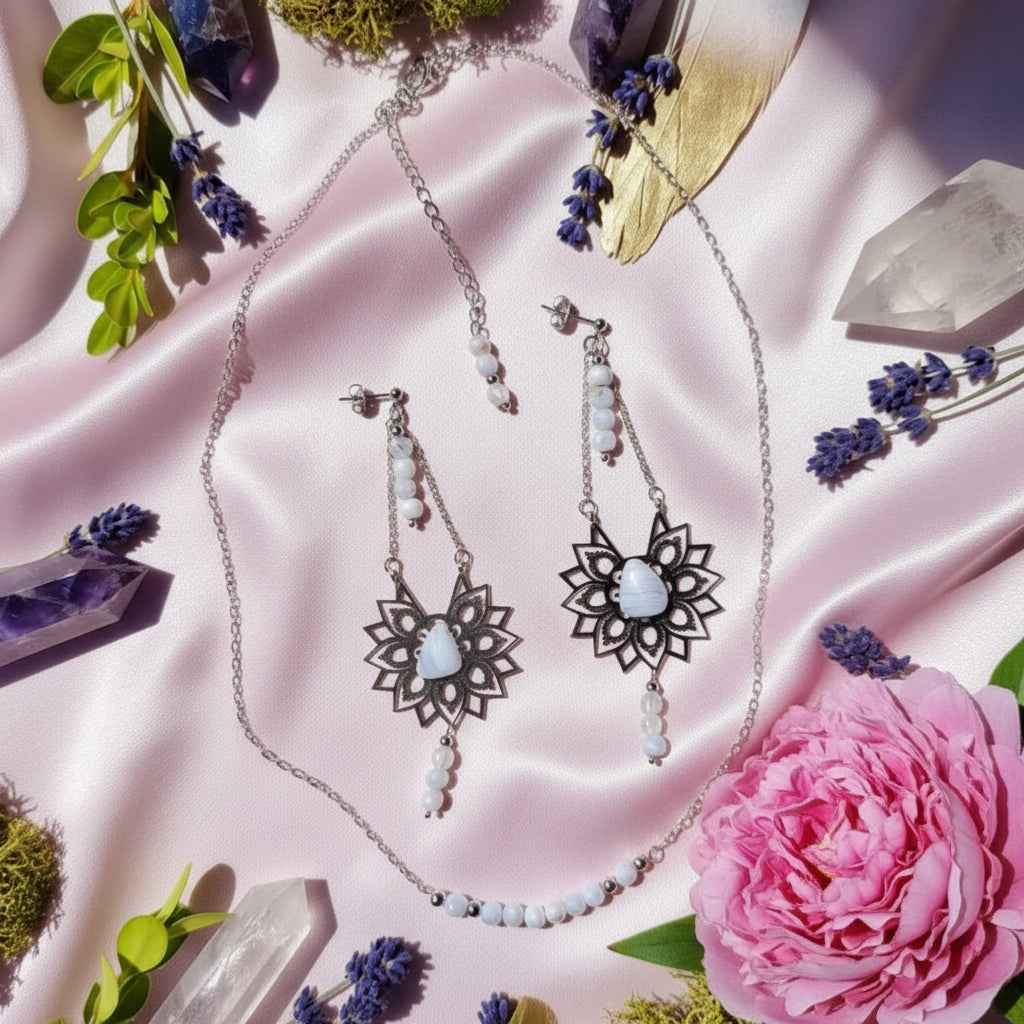 Collier et boucles d'oreilles céleste en calcédoine bleue