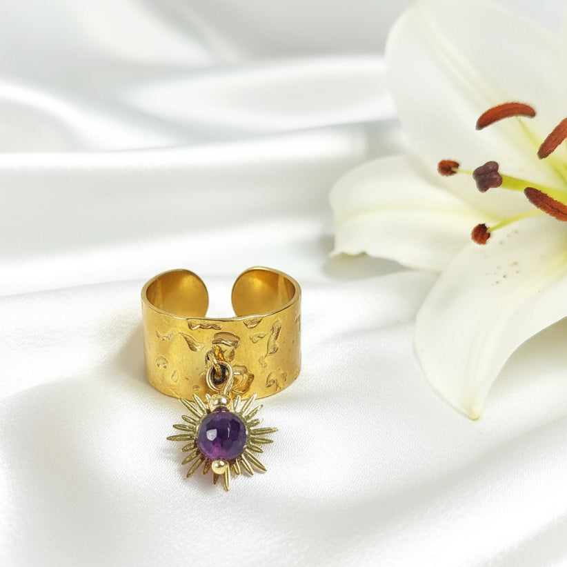 bague dorée et améthyste