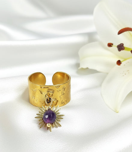 bague dorée et améthyste