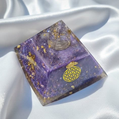 orgonite pyramide violette