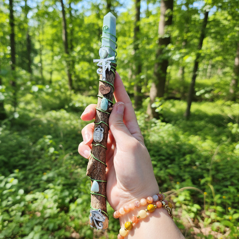 Baguette énergétique en amazonite et bois de noisetier 