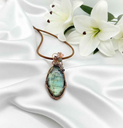 Collier et sa labradorite féerique, sertie de cuivre et de papillon
