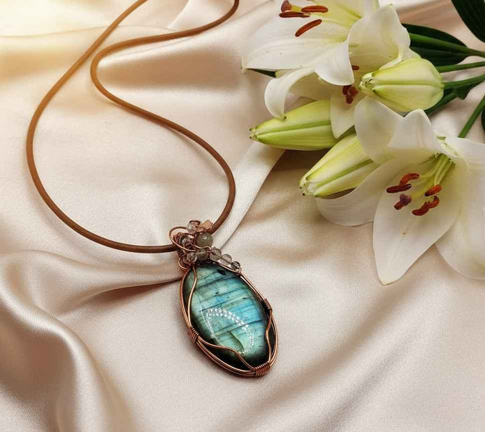 Collier et sa labradorite féerique, sertie de cuivre et de papillon