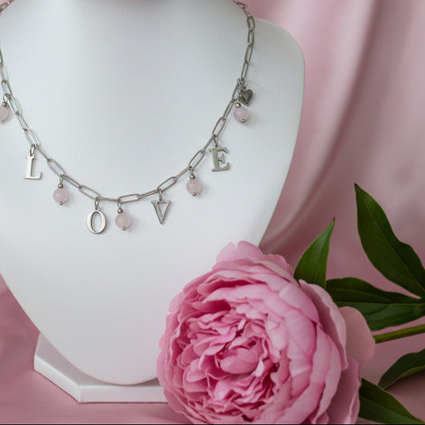 Collier LovE ou AMOUR en acier inoxydable et quartz rose