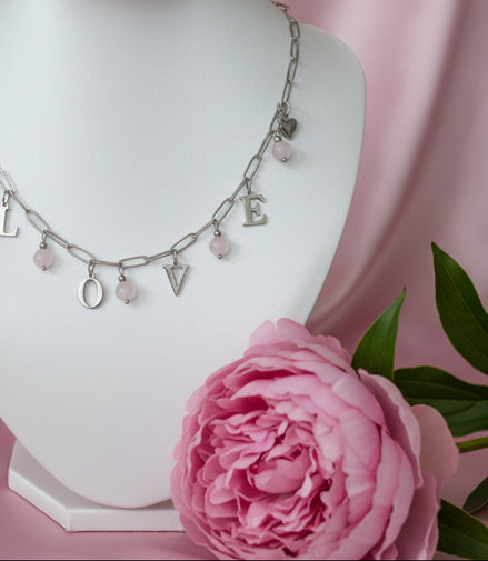 Collier LovE ou AMOUR en acier inoxydable et quartz rose