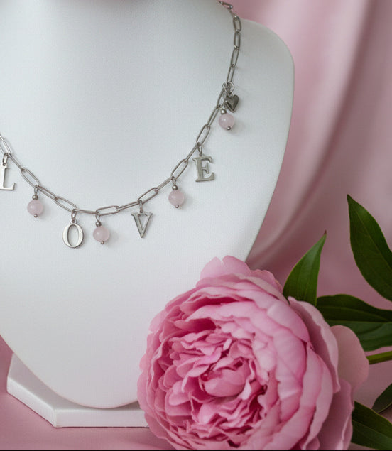 Collier LovE ou AMOUR en acier inoxydable et quartz rose