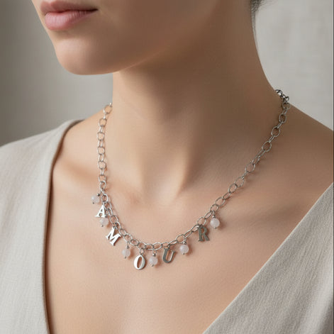 Collier LovE ou AMOUR en acier inoxydable et quartz rose