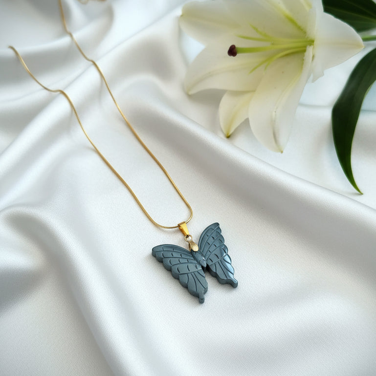 Collier, Pendentif en Hématite, croix, aigle, papillon, chat, phénix, encre