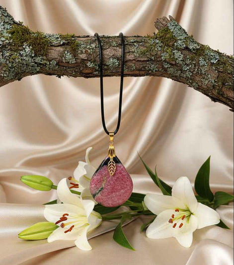 Collier et sa rhodonite extra, doré ou argenté, pierre au choix
