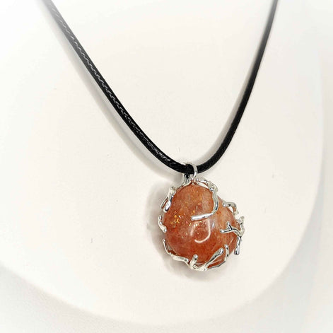 Collier noir argenté et Pierre de soleil AA