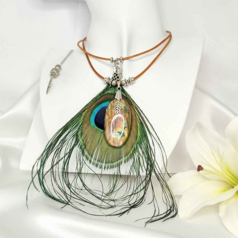 Collier chaman en labradorite, cuir naturel et plume de paon