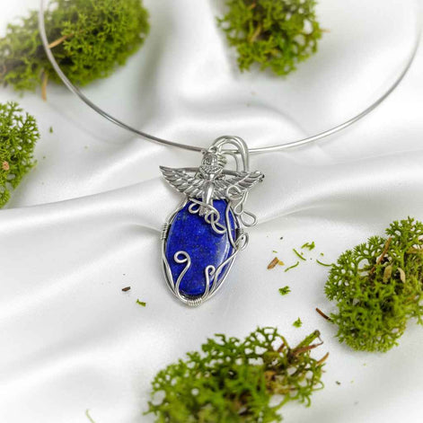 Torque Isis argenté en lapis lazuli extra sertie de cuivre