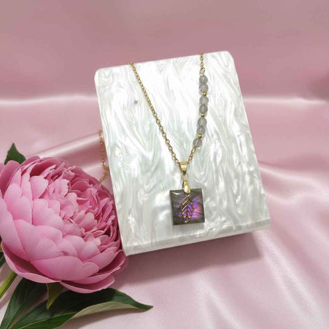Collier doré en labradorite violette et perles fines