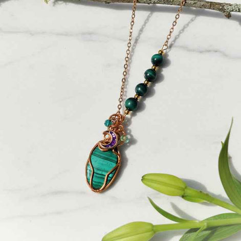 Collier doré enchanté en malachite sertie