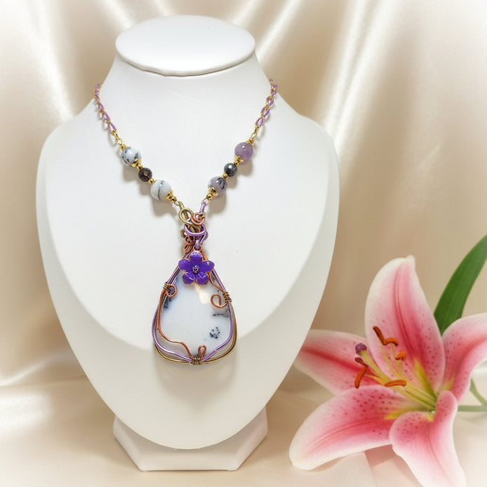 Collier violet fleurs et agate