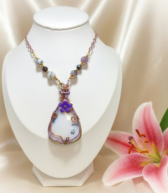 Collier violet fleurs et agate