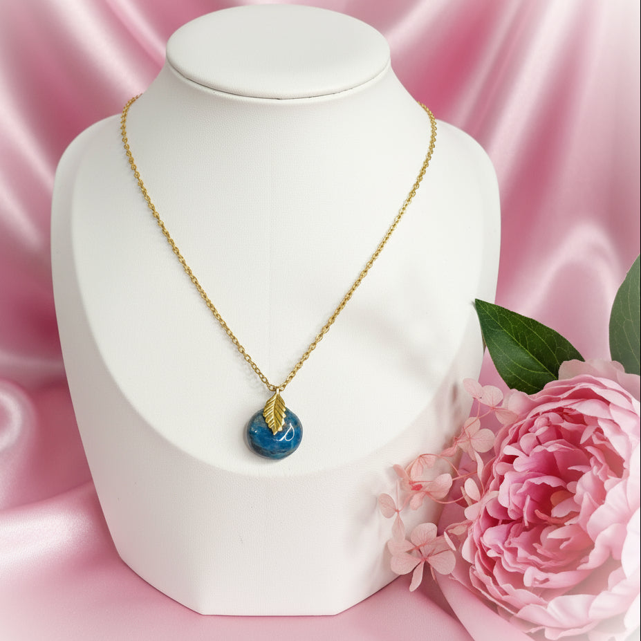 Collier chaine doré et Apatite