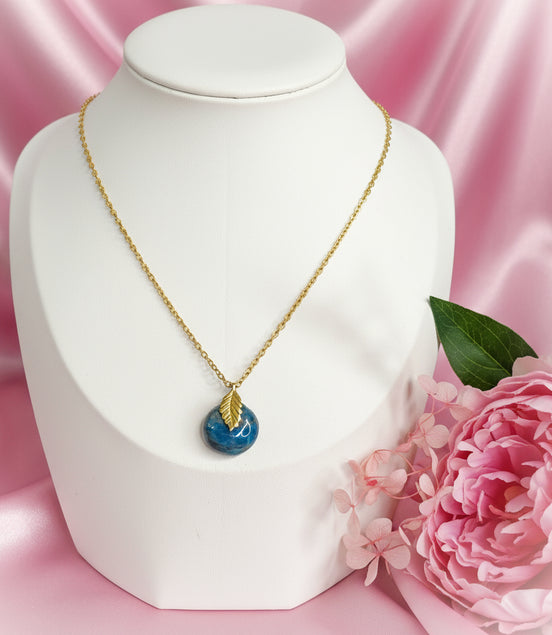 Collier chaine doré et Apatite