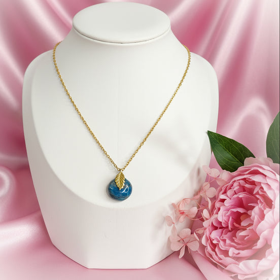 Collier chaine doré et Apatite