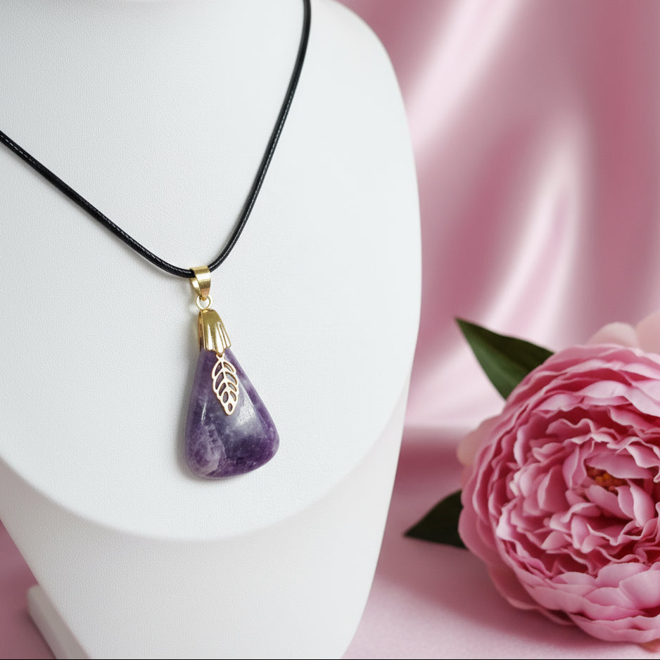 collier lépidolite noir et doré