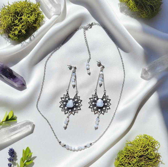 Collier et boucles d'oreilles céleste en calcédoine bleue