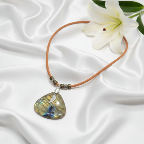 collier cuir et pierre labradorite