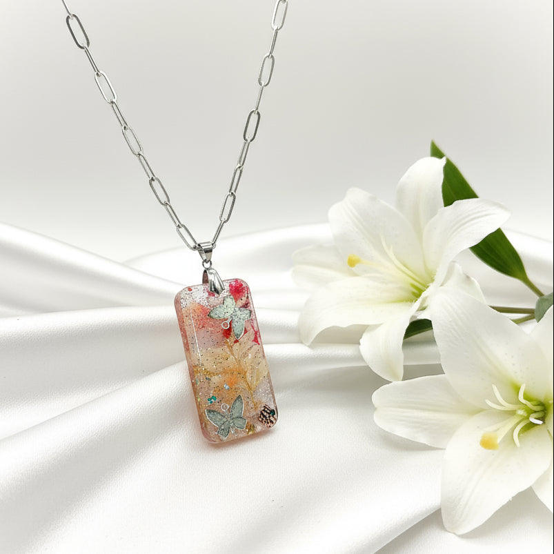 Collier féérique en quartz rose, résine et fleurs, au choix