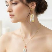 Collier et boucles d'oreilles pierre de soleil portés ensemble