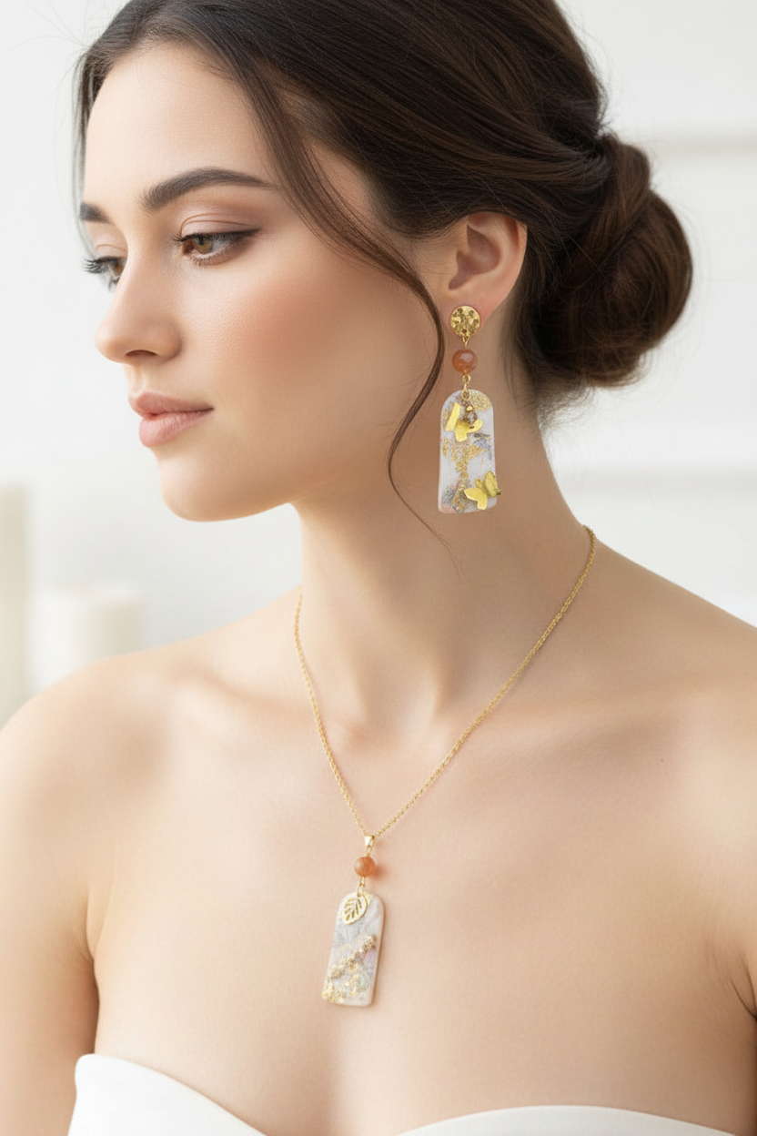 Collier et boucles d'oreilles pierre de soleil portés ensemble