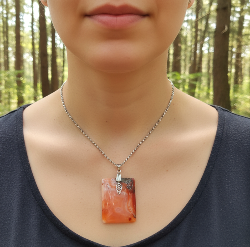 collier cornaline doré et papillon