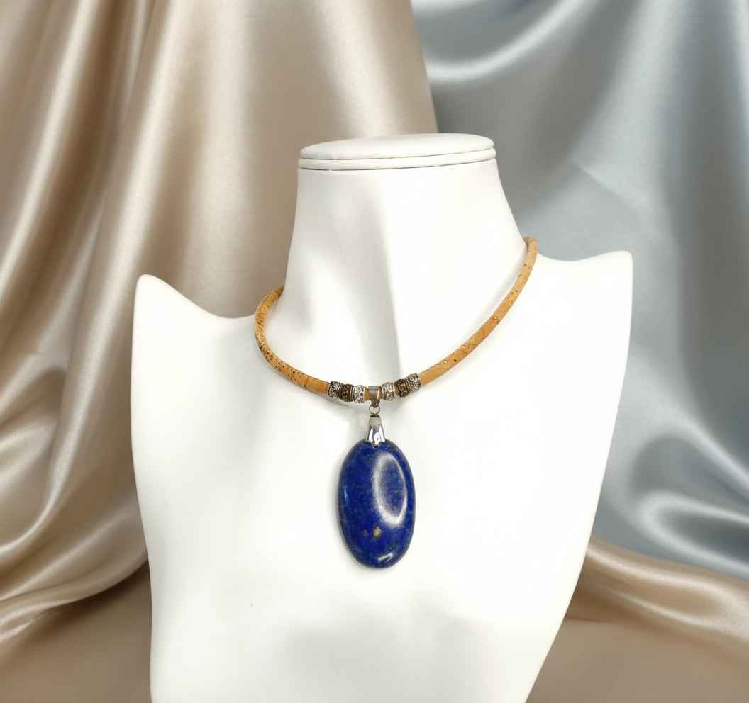 Collier en liège et lapis lazuli