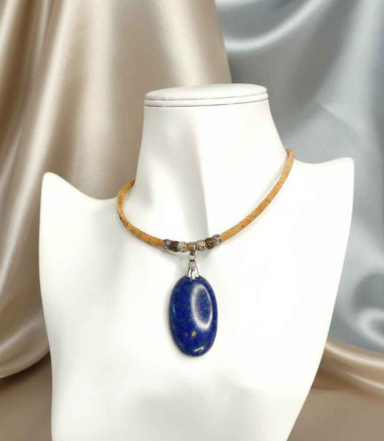 Collier en liège et lapis lazuli