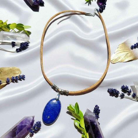 Collier en liège et lapis lazuli