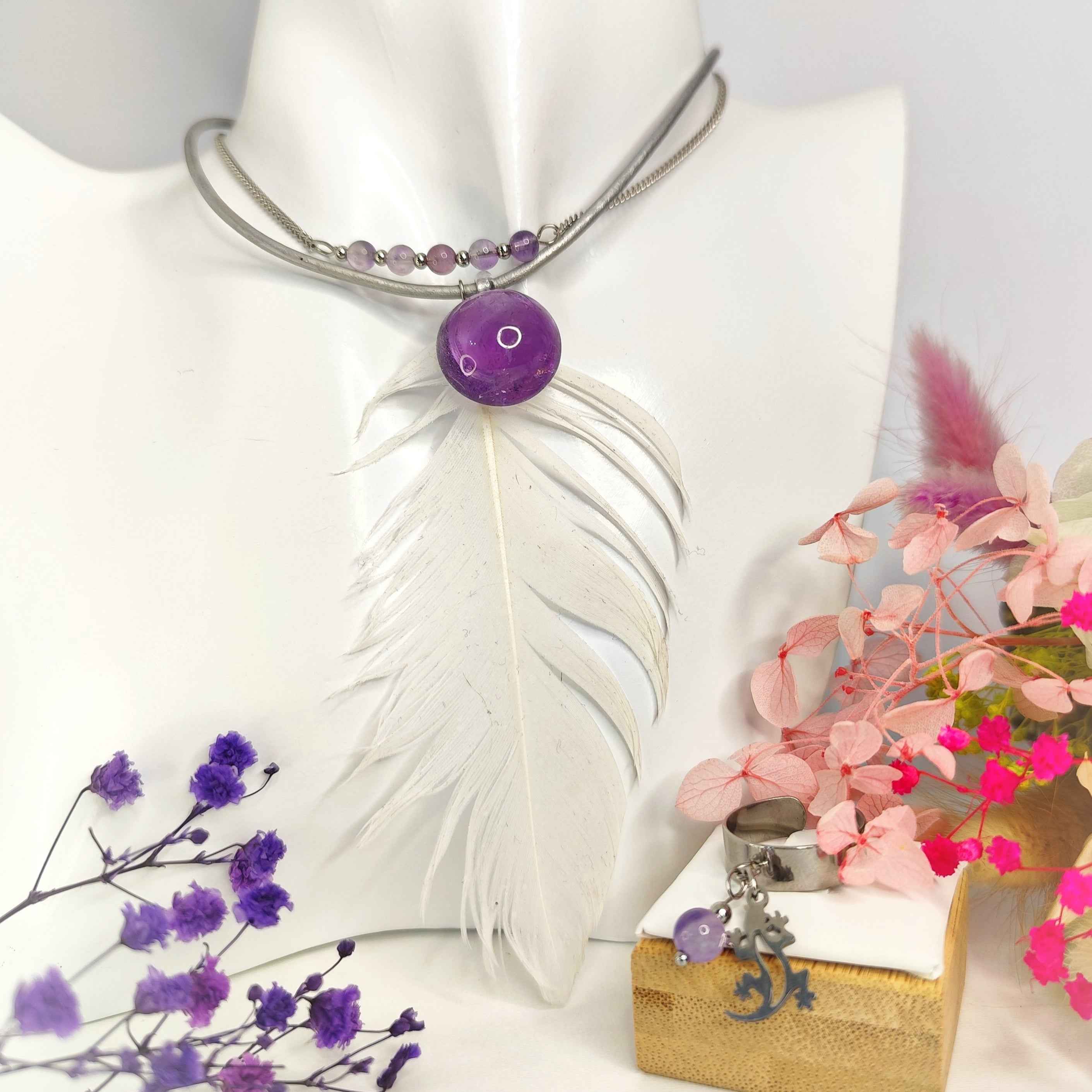 Collier en améthyste et plume céleste