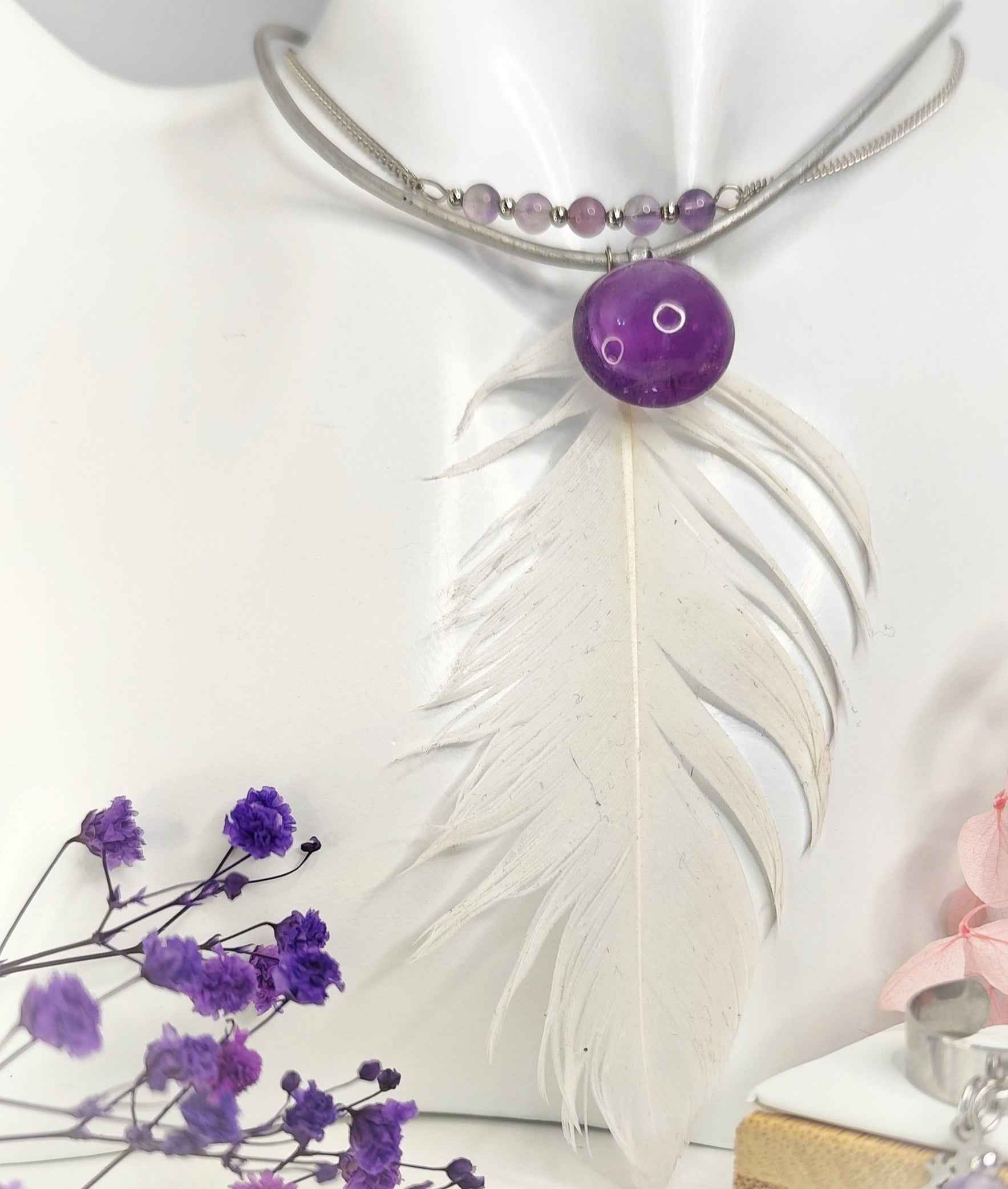 Collier en améthyste et plume céleste