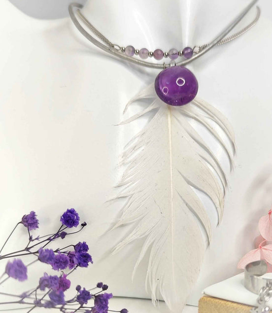 Collier en améthyste et plume céleste