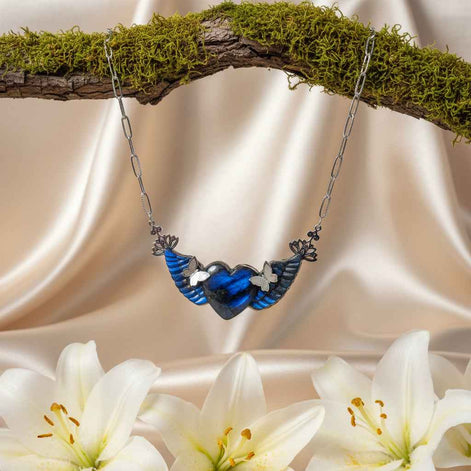 Collier argenté et coeur en labradorite bleu