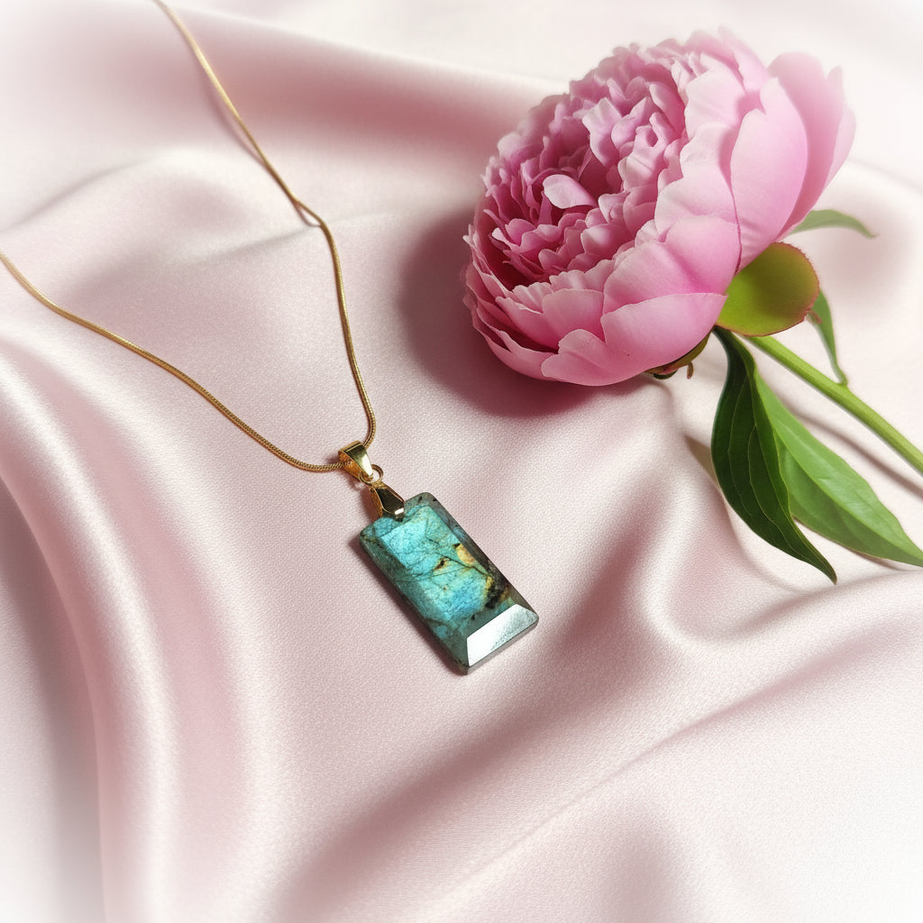 Collier fin doré ou argenté labradorite rectangle au choix